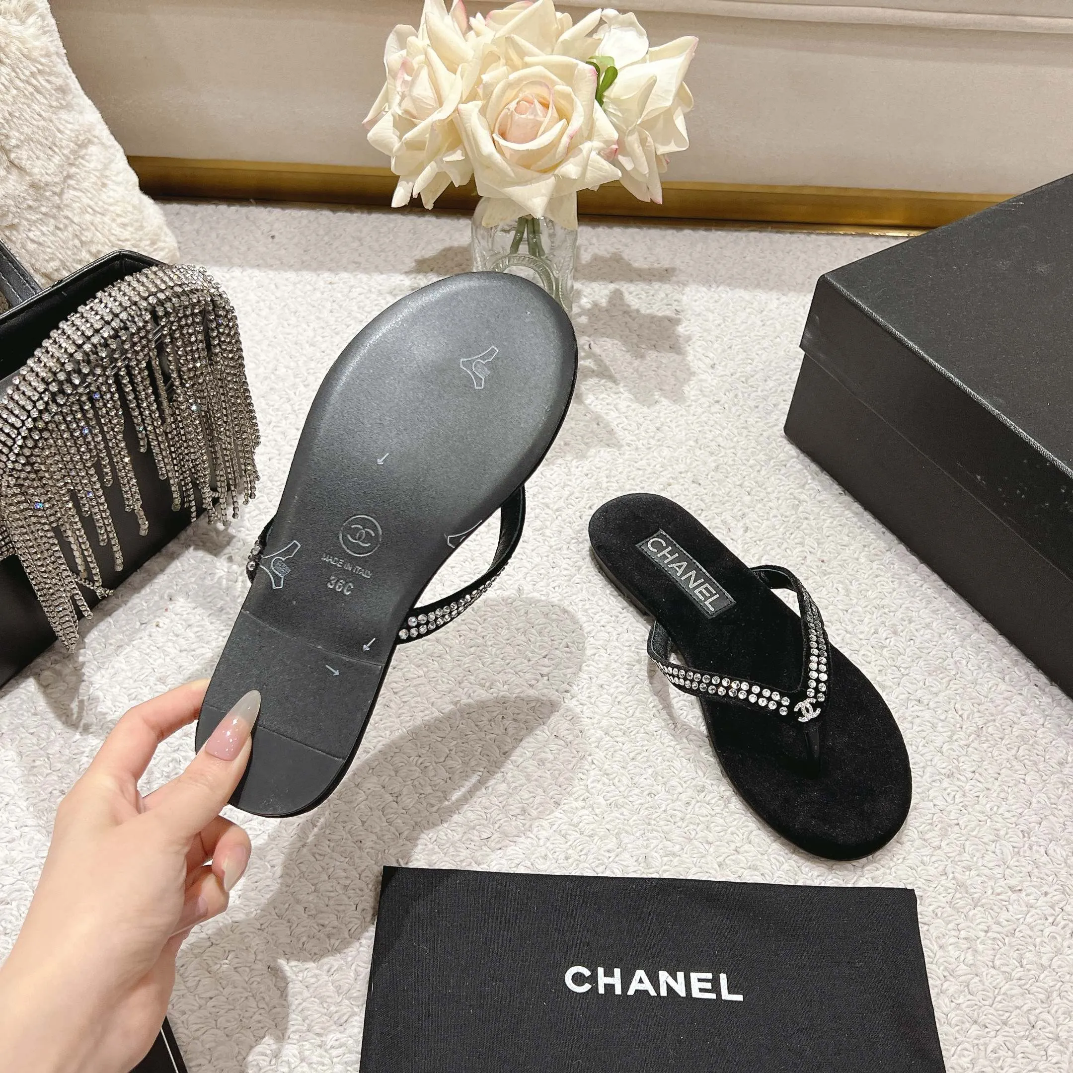 👟👟Ex-factory price 480👟👟 Xiaoxiang chanel 2025 new flip-flops! This series is really amazing. How can it be so beautiful! Summer is really an invincible combination that can be salty or sweet ~ The upper is made of original velvet and the lining is lambskin genuine leather outsole Size: 35-40 (40 customized)